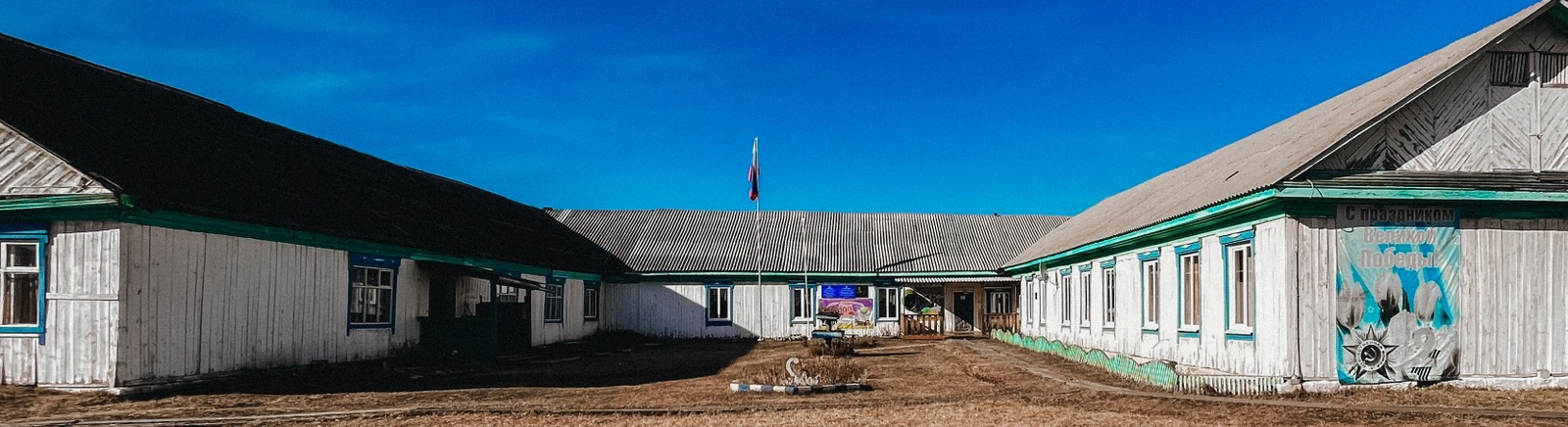 Здание современной школы.