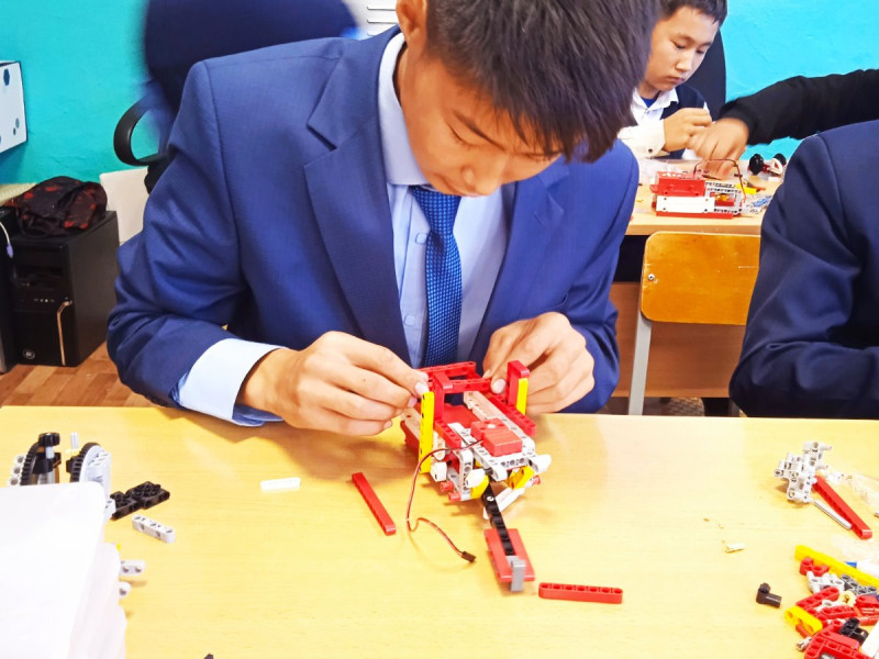 Мальчики работают над проектом "Программируемые модели инженерных систем".
