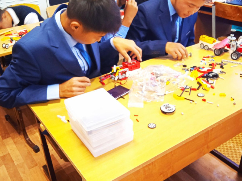 Мальчики работают над проектом "Программируемые модели инженерных систем".